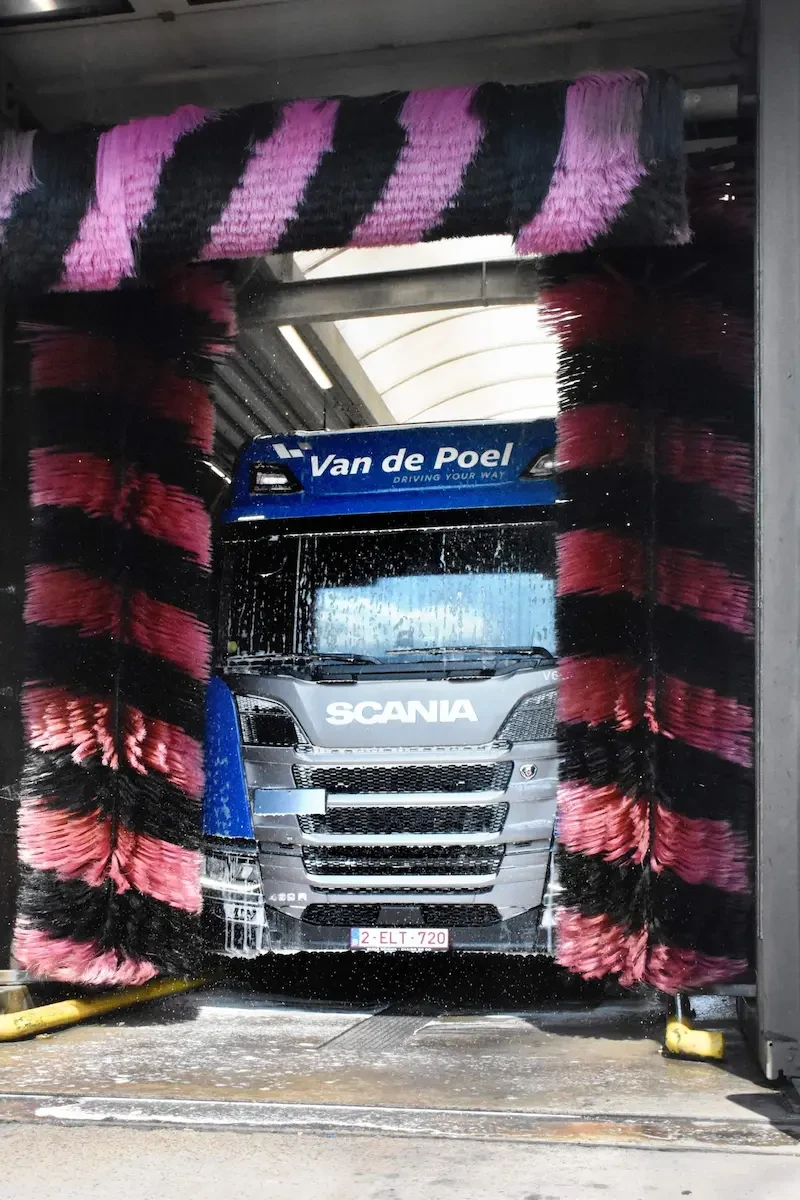 Truck in wasstraat